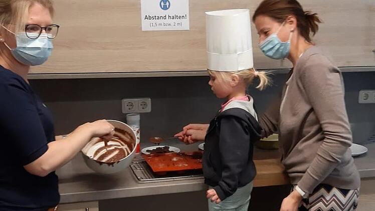 Martina Edelmann (links) und Tanja Kaiser (rechts) kochen bei Bündnis Familie mit Isabella . Elisabeth Kinalele