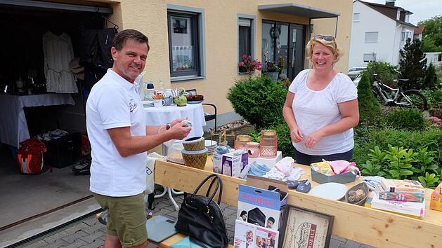 2. B&uuml;rgermeister J&uuml;rgen Schleier und Hauptorganisatorin Carolin Koch freuen sich &uuml;ber den Erfolg des ersten Dorfflohmarktes in Thundorf.