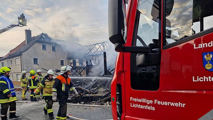 Scheunenbrand hält Michelau in Atem: Verletzte und großer Schaden