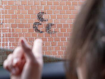 In der Doku äußert sich auch ein früherer Anhänger der "Grauen Wölfe", der schon als Kind indoktriniert wurde.