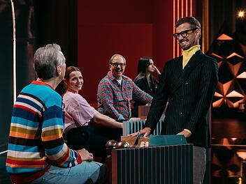 Olli Schulz (links) will sich die Show von Joko Winterscheidt (rechts) unter den Nagel rei&szlig;en. Neben den Promis ist Wildcard-Kandidatin Elmas (Zweite von rechts) dabei.