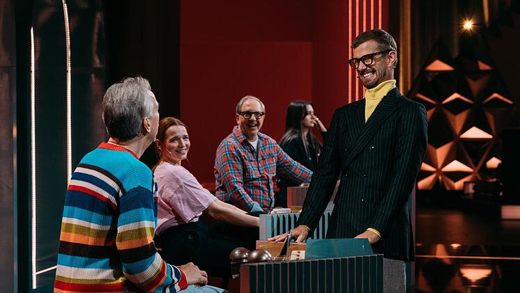 Olli Schulz (links) will sich die Show von Joko Winterscheidt (rechts) unter den Nagel rei&szlig;en. Neben den Promis ist Wildcard-Kandidatin Elmas (Zweite von rechts) dabei.