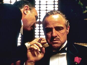 "Der Pate" - das ist einer der besten Filme aller Zeiten. Am 14. M&auml;rz 1972 feierte das Meisterwerk von Francis Ford Coppola seine Premiere, zwei Jahre sp&auml;ter folgte die nicht minder gelungene Fortsetzung. Lediglich Teil drei &uuml;berzeugte nicht jeden.