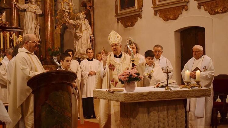 Erzbischof Ludwig Schick wünschte Pater Stefan Obergfell (links) für seine neue Aufgabe als Provinzial der Mitteleuropäischen Provinz viel Kraft und Gottes Segen und bat, einen guten Nachfolger als neuen Rektor nach Kronach zu senden.