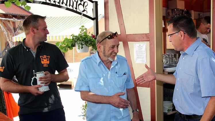 Dominik Wichert (l.) und Karsten Fischkal (r.) dankten Ludwig Keppner für sein jahrzehntelanges Engagement. Foto: Johanna Blum