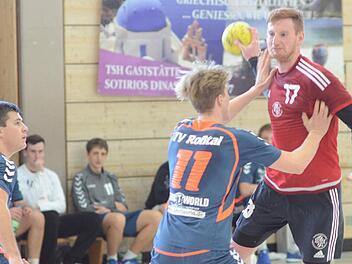 Gegen den TV Roßtal schoss sich Philipp Wolff (rotes Trikot) mit fünf Toren warm, gegen Haunstetten traf er dann doppelt so häufig. Foto: herzopress