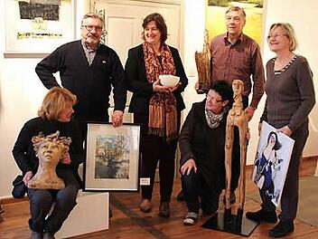 Friedel Neupauer, Paul Gütle, Angela Börnicke, Hannelore Fleischmann (knieend), Franz Lankes und Antonia Spiegl (v. l.) stellen ihre Werke im Adelsdorfer Schloss aus. Foto: Johanna Blum