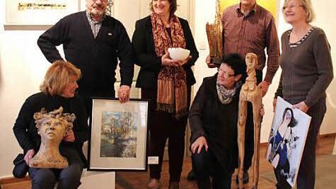 Friedel Neupauer, Paul Gütle, Angela Börnicke, Hannelore Fleischmann (knieend), Franz Lankes und Antonia Spiegl (v. l.) stellen ihre Werke im Adelsdorfer Schloss aus. Foto: Johanna Blum