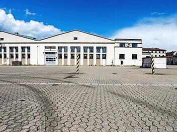 Liegt auf dem früheren Postgelände an der äußeren Memmelsdorfer Straße die Zukunft des Bamberger Basketballs? Michael Stoschek will mehr Zuschauer und Sponsoren aus der Metropolregion Nürnberg in eine neue Halle locken - die Brose-Arena wäre dann Geschichte.  Foto: Matthias Hoch