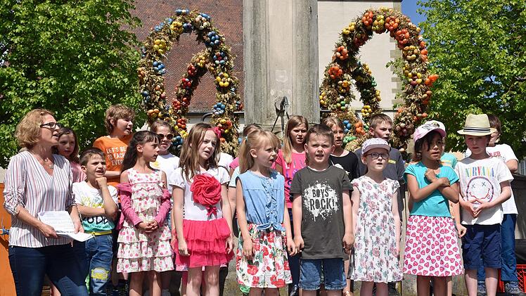 Die Schüler der Grundschule Haßfurt, Schulhaus Sylbach, sammelten nach ihrem begeisternden Chorauftritt auf dem Marktplatz in Haßfurt für die Aktion Tschernobyl-Kinder.Ulrike Langer