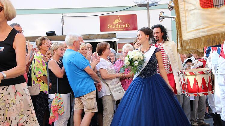 Pr&auml;chtig empfangen wurden Quellenk&ouml;nigin Carina Wehner und F&uuml;rst Ferenc R&aacute;k&oacute;czi (Timo Baier) auf dem Kissinger Marktplatz. Wenig sp&auml;ter fiel der offizielle Startschuss f&uuml;r das 68. Rakoczy-Fest.Benedikt Borst
