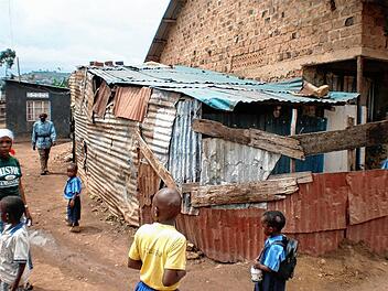 J.J. Nursery School (in Kampala)_Situation zuvor_au&szlig;en mit Sch&uuml;l