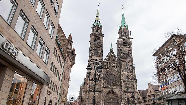Die sonst am Wochenende gut besuchte Nürnberger Innenstadt, hier die Einkaufstraße Karolinenstraße mit der Lorenzkirche, blieb am Samstagmittag  so gut wie leer. Zur Eindämmung des Coronavirus gelten in ganz Bayern seit 21. März weitreichende Ausgangsbeschränkungen. Das Verlassen der eigenen Wohnung ist nur noch mit triftigen Gründen erlaubt. Fotos: Daniel Karmann/dpa