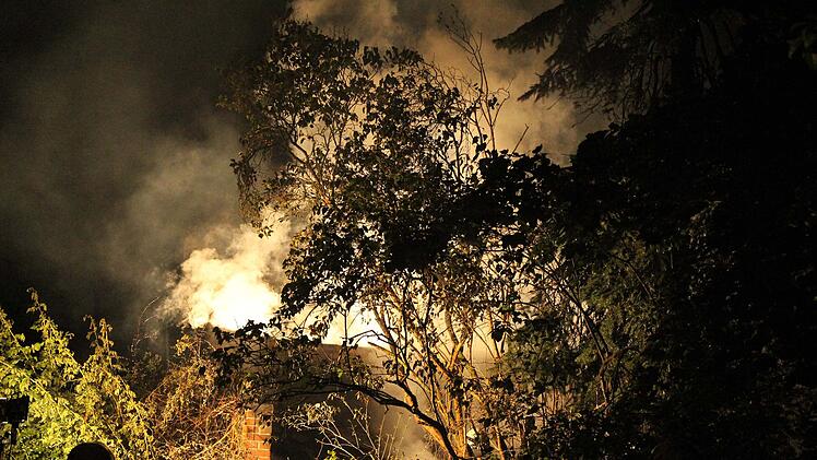 Feuer in Schuppen sorgt für starke Rauchentwicklung