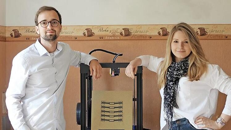 Sebastian Schmidt und Pauline Witowski fertigten an einem 3-D-Drucker insgesamt 3500 "Ear-Saver". Diese wurden dann vom Lions Club Coburg an verschiedene Einrichtungen in der Region Coburg übergeben. Foto: Wolfgang Desombre