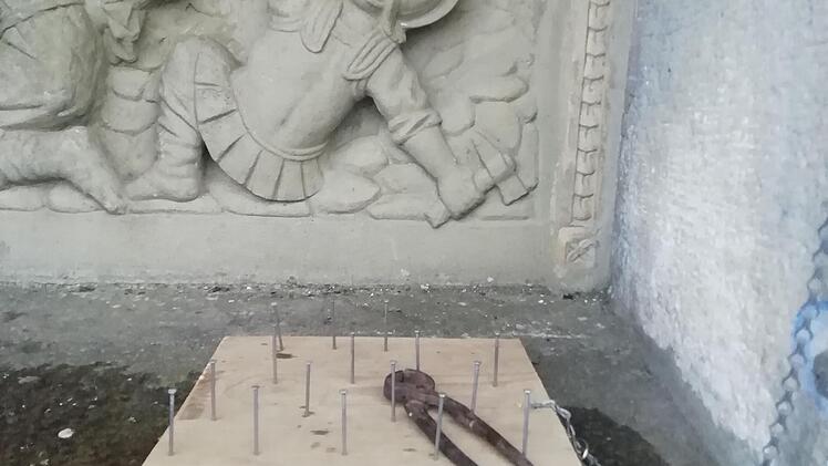 Mitmachaktion: Kinder können Nägel aus einem Holz herausziehen.