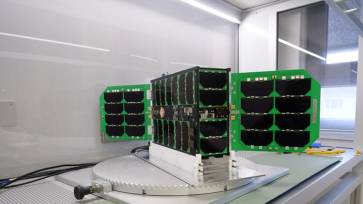 Würzburg: Nanosatellit testet KI-Technologien im Orbit - Kontrollzentrum auf Uni-Campus