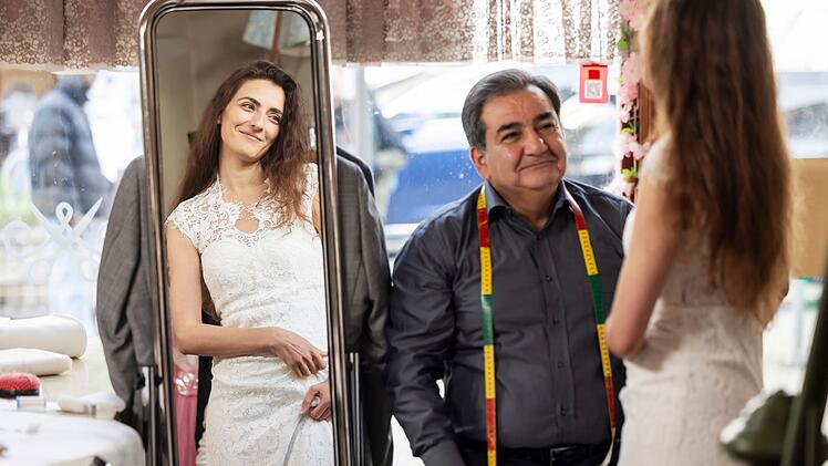 Mely (Seyneb Saleh) und ihr Vater (Mohammad-Ali Behboud) freuen sich auf die bevorstehende Hochzeit. Doch ist Mely tatsächlich so glücklich, wie es scheint?