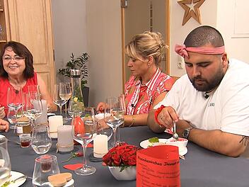 Mit dem Mooskuchen endet die Dinner-Woche mit einem optischen Highlight. Nur Baris (rechts) hat mit dem Spinat ein Problem.