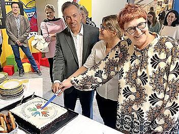 Landrat Alexander Tritthart (von links), Einrichtungsleiterin Verena Fiedler und Bürgermeisterin Eva Ehrhardt-Odörfer haben gemeinsam mit zahlreichen Beteiligten den neuen Familienstützpunkt in Baiersdorf eröffnet.