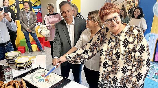 Landrat Alexander Tritthart (von links), Einrichtungsleiterin Verena Fiedler und B&uuml;rgermeisterin Eva Ehrhardt-Od&ouml;rfer haben gemeinsam mit zahlreichen Beteiligten den neuen Familienst&uuml;tzpunkt in Baiersdorf er&ouml;ffnet.