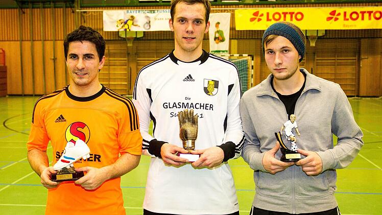 Die Einzelbesten (von linksI): bester Torschütze Altan Yürük (Kleintettau), bester Torhüter Manuel Fröba (Kleintettau) und bester Spieler Andreas Böhnlein (Kronach).