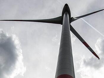 Am Dienstag wird entschieden, ob im Landkreis Forchheim auch Windräder aufgestellt werden.  Foto: Armin Weigel, dpa