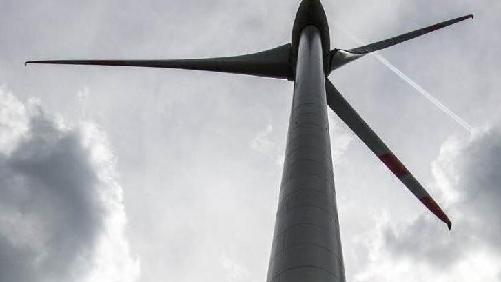 Am Dienstag wird entschieden, ob im Landkreis Forchheim auch Windräder aufgestellt werden.  Foto: Armin Weigel, dpa