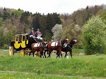 Durch Feld und Flur können bis zu neun Fahrgäste mit der Postkutsche fahren.  Foto: Sigismund von Dobschütz