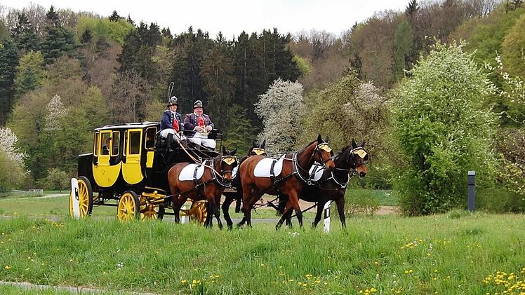 Durch Feld und Flur können bis zu neun Fahrgäste mit der Postkutsche fahren.  Foto: Sigismund von Dobschütz