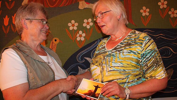 Die stellvertretende Vorsitzende des Diözesanverbands, Elisabeth Ullrich (r.), dankte Hanne Lore Albert.
