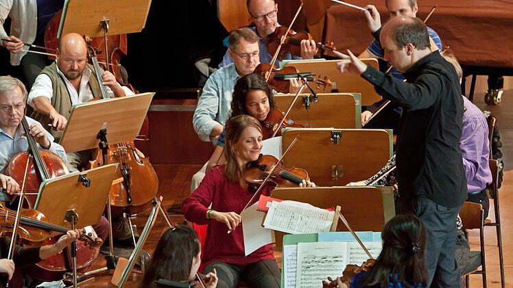 Roland Kluttig und das Philharmonische Orchester beim Concertino im Coburger Kongresshaus.Foto: Jochen Berger