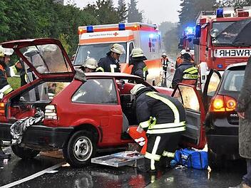 Bei einem Unfall haben die Retter alle Hände voll zu tun. Gaffer stören dabei nur und gefährden sich und andere. Foto: Archiv