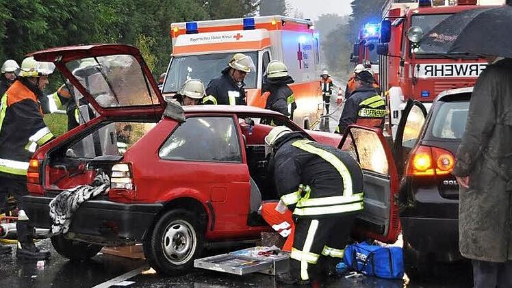 Bei einem Unfall haben die Retter alle Hände voll zu tun. Gaffer stören dabei nur und gefährden sich und andere. Foto: Archiv