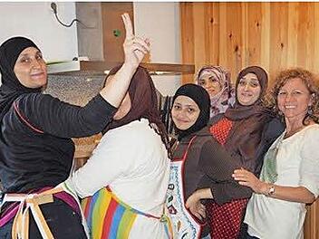Beim Kochen im Dorfhaus: Beate Ruff (rechts) schaut den Köchinnen Hamda, Hannah, Hamda, Sahar und Enes in die Töpfe.  Fotos: privat
