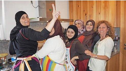 Beim Kochen im Dorfhaus: Beate Ruff (rechts) schaut den Köchinnen Hamda, Hannah, Hamda, Sahar und Enes in die Töpfe.  Fotos: privat