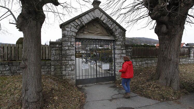 Der Eingangsbereich des Ebermannstadter Friedhofes soll durch Pflaster attraktiver gestaltet werden. Foto: Josef Hofbauer
