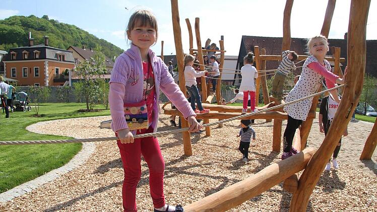 Das Klettergerüst aus Baumstämmen macht nicht nur den Kindergartenkindern richtig Spaß. Einweihung wurde der Garten mit Rollrasen gestaltet - sieht jetzt aus wie ein schöner Park