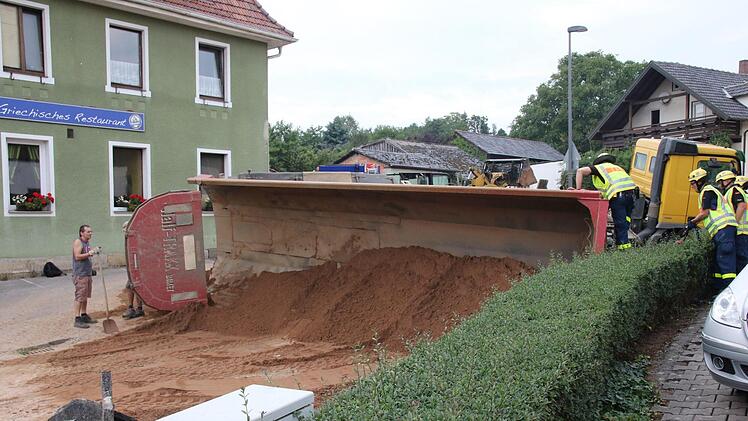 Nachdem der Lastwagen umgekippt war, verteilte sich der gesamte Sand auf der Mährenhäuser Straße. Fotos: Michael Stelzner