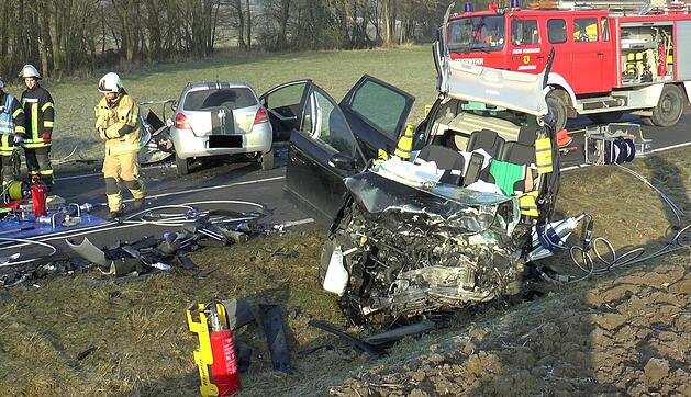 Kreis Ha&szlig;berge: 29-J&auml;hrige stirbt bei schwerem Frontal-Crash