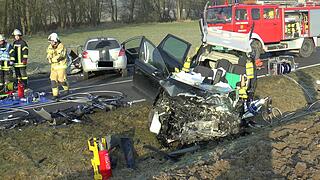 Kreis Ha&szlig;berge: 29-J&auml;hrige stirbt bei schwerem Frontal-Crash