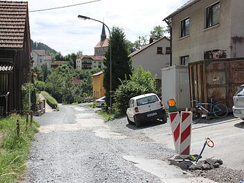 Wenn die Straße vor der Haustür saniert wurde, mussten im Landkreis Kronach nicht selten  Anwohner  viel Geld bezahlen.  In der Steinberger Grieser Straße, wo derzeit der  dritte Bauabschnitt läuft, ist das letzte Wort über die Kostenverteilung noch nicht gesprochen.  Foto: Andreas Schmitt