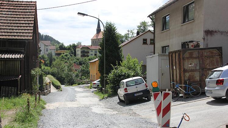 Wenn die Straße vor der Haustür saniert wurde, mussten im Landkreis Kronach nicht selten  Anwohner  viel Geld bezahlen.  In der Steinberger Grieser Straße, wo derzeit der  dritte Bauabschnitt läuft, ist das letzte Wort über die Kostenverteilung noch nicht gesprochen.  Foto: Andreas Schmitt