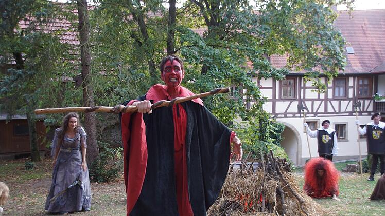 Hoch her ging es beim Hexensabbat im Probstenhof, wie ihn sich die Menschen zu Zeiten der Hexenprozesse vorstellten. Als Teufel brillierte Monika Schraut.Sabine Weinbeer