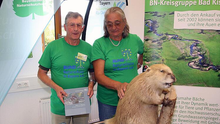 Über das Leben der Biber informierte der Bund Naturschutz. Links Friedrich Mährlein, Vorsitzender der Ortsgruppe Hammelburg. Foto: Dieter Britz