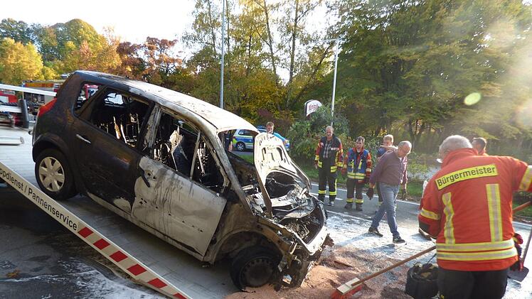 Das  Auto brannte komplett aus. Foto: Thomas Weichert