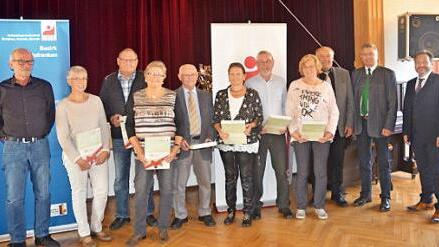 Sie sind seit 50 Jahren dabei. Mit im Bild: Bezirksleiter Holger Kempf, DGB-Kreisvorsitzender Wolfgang Schmitt und Dritter Bürgermeister Klaus Neubauer (von rechts).