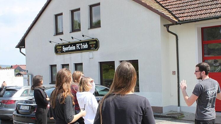 Die Studentengruppe der TU München verschaffte sich einen Eindruck vom Sportheim des FC Trieb und von den Räumen der Feuerwehr. Fotos: Popp