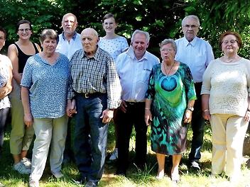 Jubilar Günter Stöckel (Sechster von links) im Kreis seiner Angehörigen, Vertreter des VdK und des TSV sowie Pfarrer Elmar Cromer (re.).