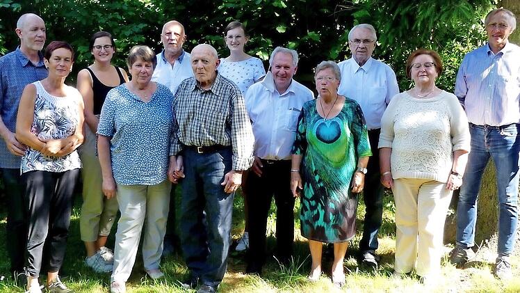 Jubilar Günter Stöckel (Sechster von links) im Kreis seiner Angehörigen, Vertreter des VdK und des TSV sowie Pfarrer Elmar Cromer (re.).